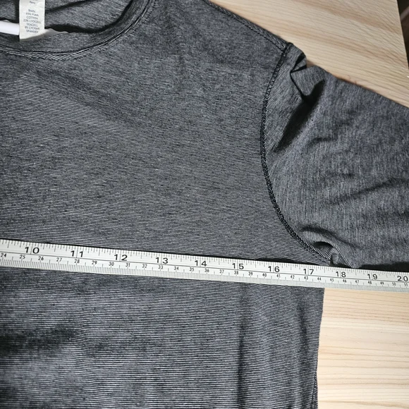 Lululemon Flouncey Tee  Size 4 - Picture 4 of 6